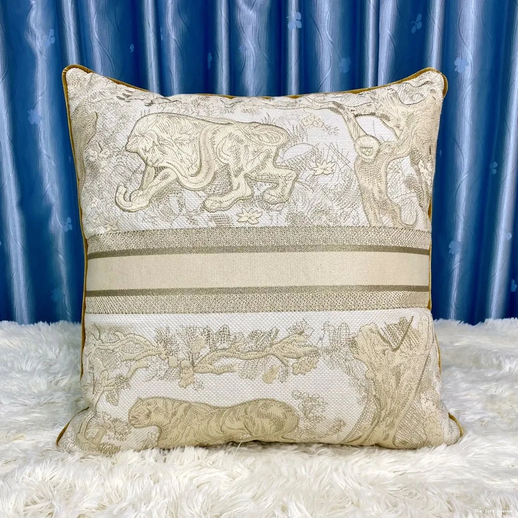 CHRISTIAN PILLOW 3.0 THROW 0816